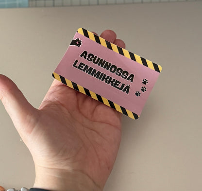 Asunnossa Lemmikkejä – Laminoitu vinyylitarra | lemmikkitarra kotiin | 6x9cm