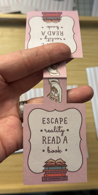 Magneettinen kirjanmerkki – Escape Reality, Read A Book