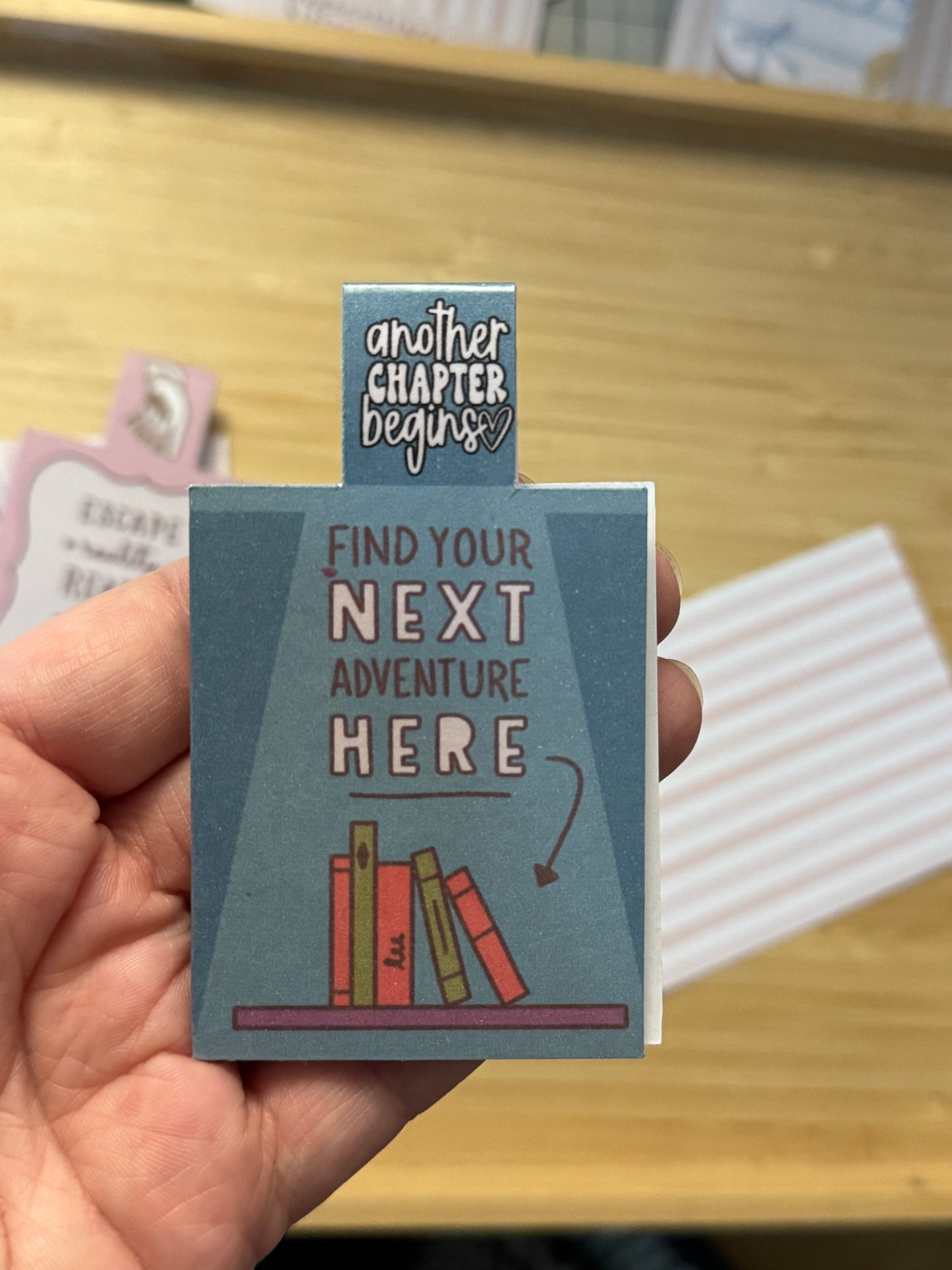 Magneettinen kirjanmerkki – Find Your Next Adventure Here