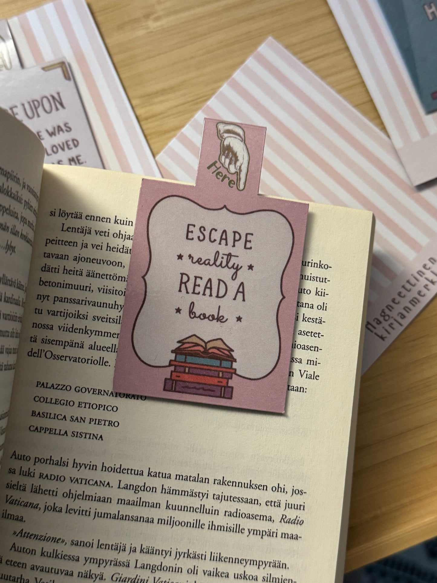 Magneettinen kirjanmerkki – Escape Reality, Read A Book