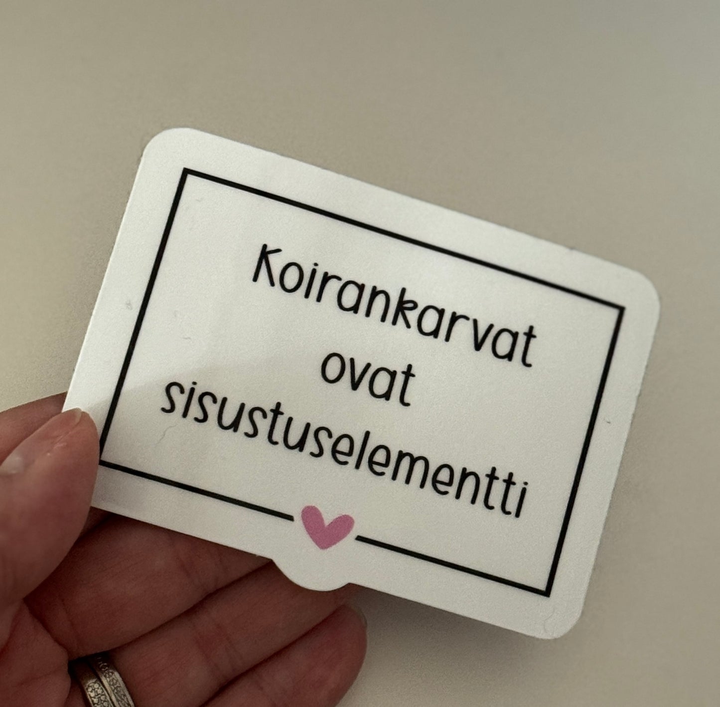 Koirankarvat ovat sisustuselementti – Laminoitu vinyylitarra 6–9 cm