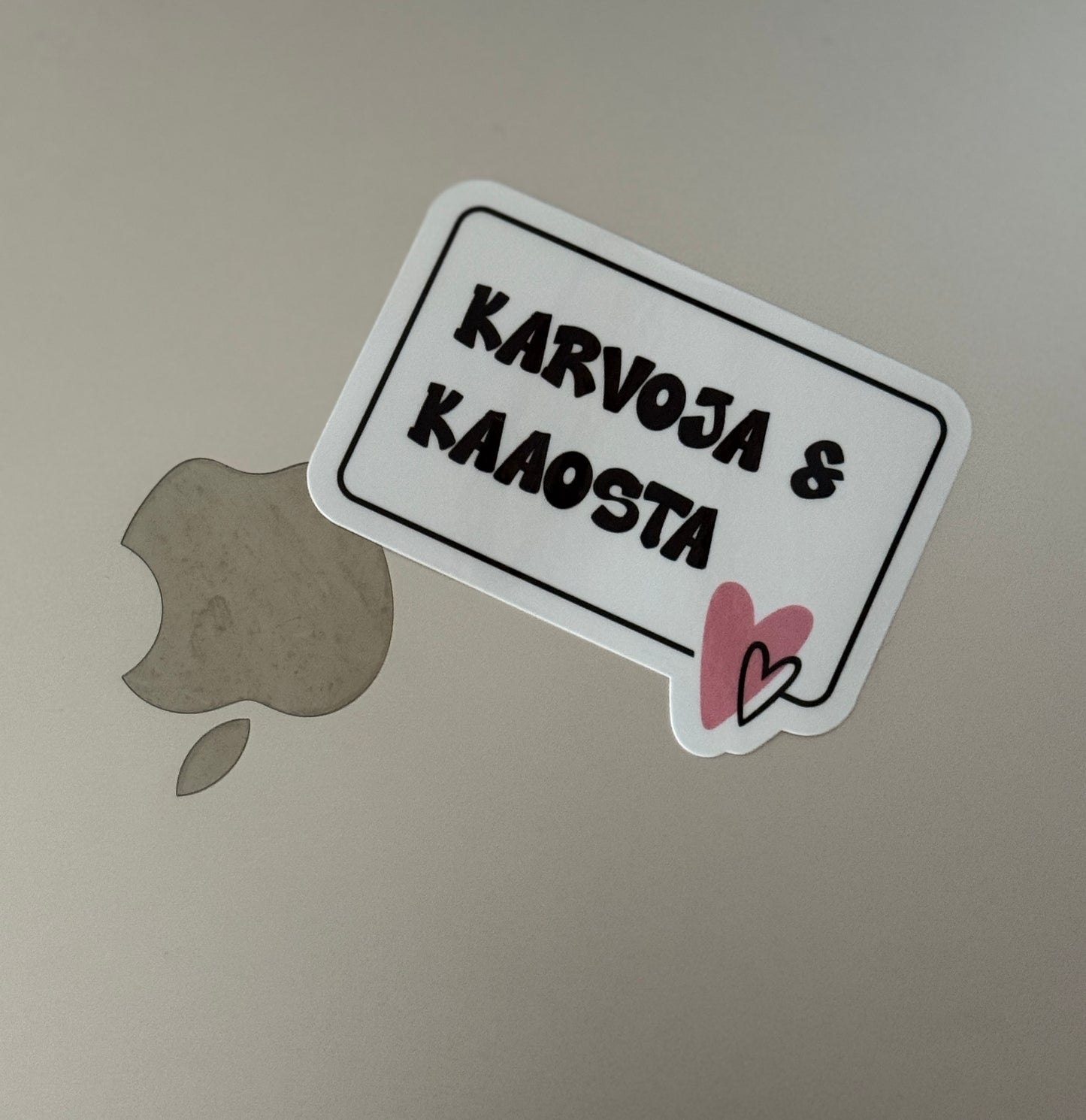 Karvoja & Kaaosta – Laminoitu vinyylitarra 6–9 cm | Koiraihmiselle