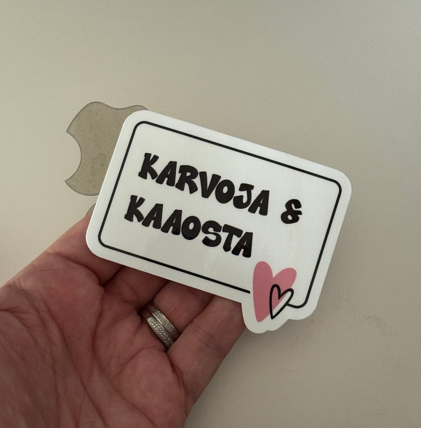 Karvoja & Kaaosta – Laminoitu vinyylitarra 6–9 cm | Koiraihmiselle
