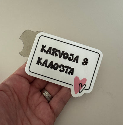 Karvoja & Kaaosta – Laminoitu vinyylitarra 6–9 cm | Koiraihmiselle