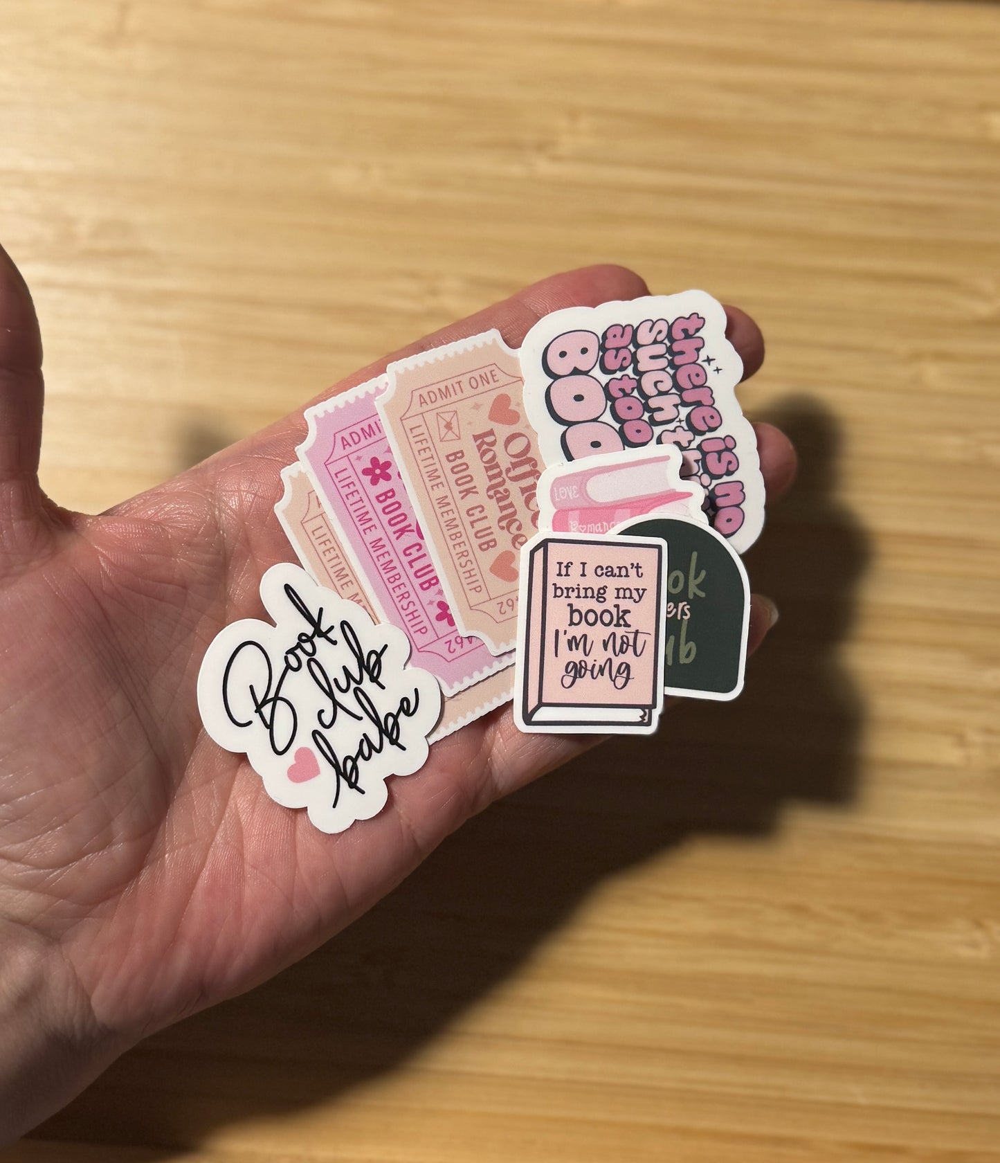 Kirjakerhon tarrasetti – 8 laminoitua vinyylitarraa lukijoille | Book Club Sticker Pack