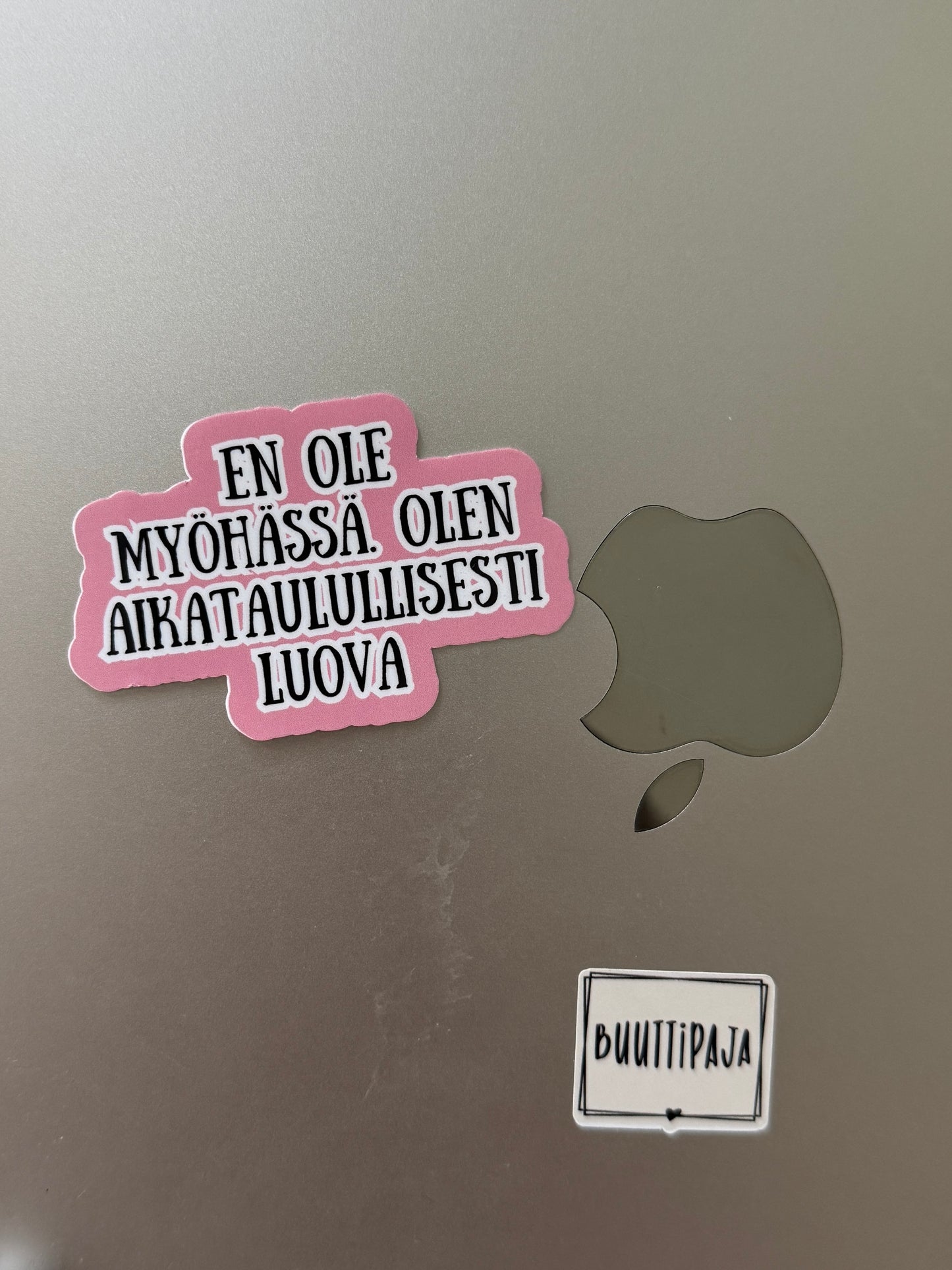 Kaaoskonttorin Tarrat™ – Laminoidut premium-vinyylitarrat aikuisille