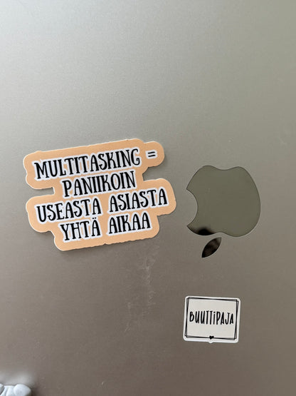 Kaaoskonttorin Tarrat™ – Laminoidut premium-vinyylitarrat aikuisille