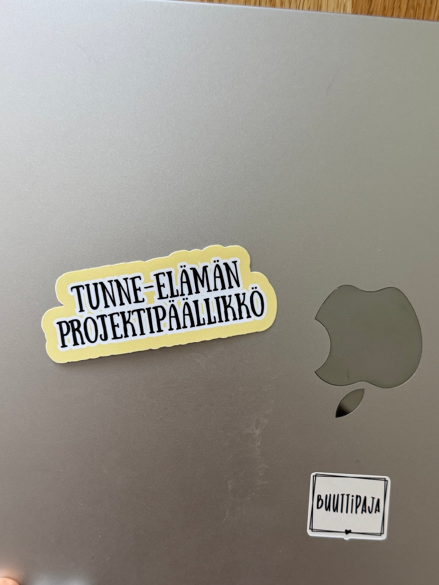 Kaaoskonttorin Tarrat™ – Laminoidut premium-vinyylitarrat aikuisille
