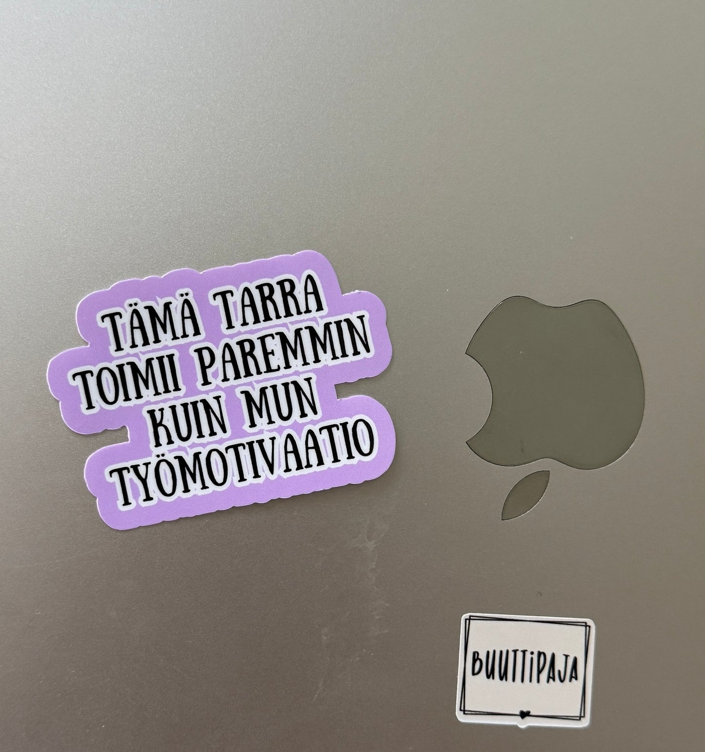 Kaaoskonttorin Tarrat™ – Laminoidut premium-vinyylitarrat aikuisille