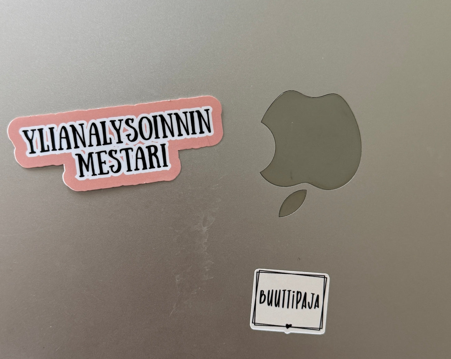 Kaaoskonttorin Tarrat™ – Laminoidut premium-vinyylitarrat aikuisille