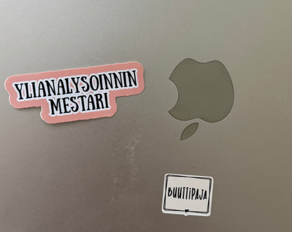 Kaaoskonttorin Tarrat™ – Laminoidut premium-vinyylitarrat aikuisille