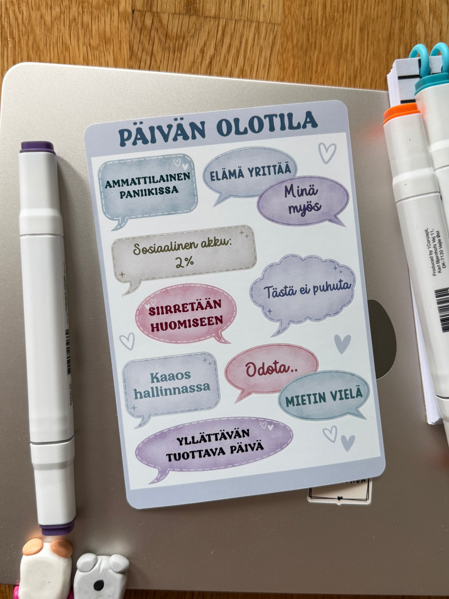Päivän olotila – Hauska suomenkielinen tarra-arkki | Kiiltävä vinyylitarra