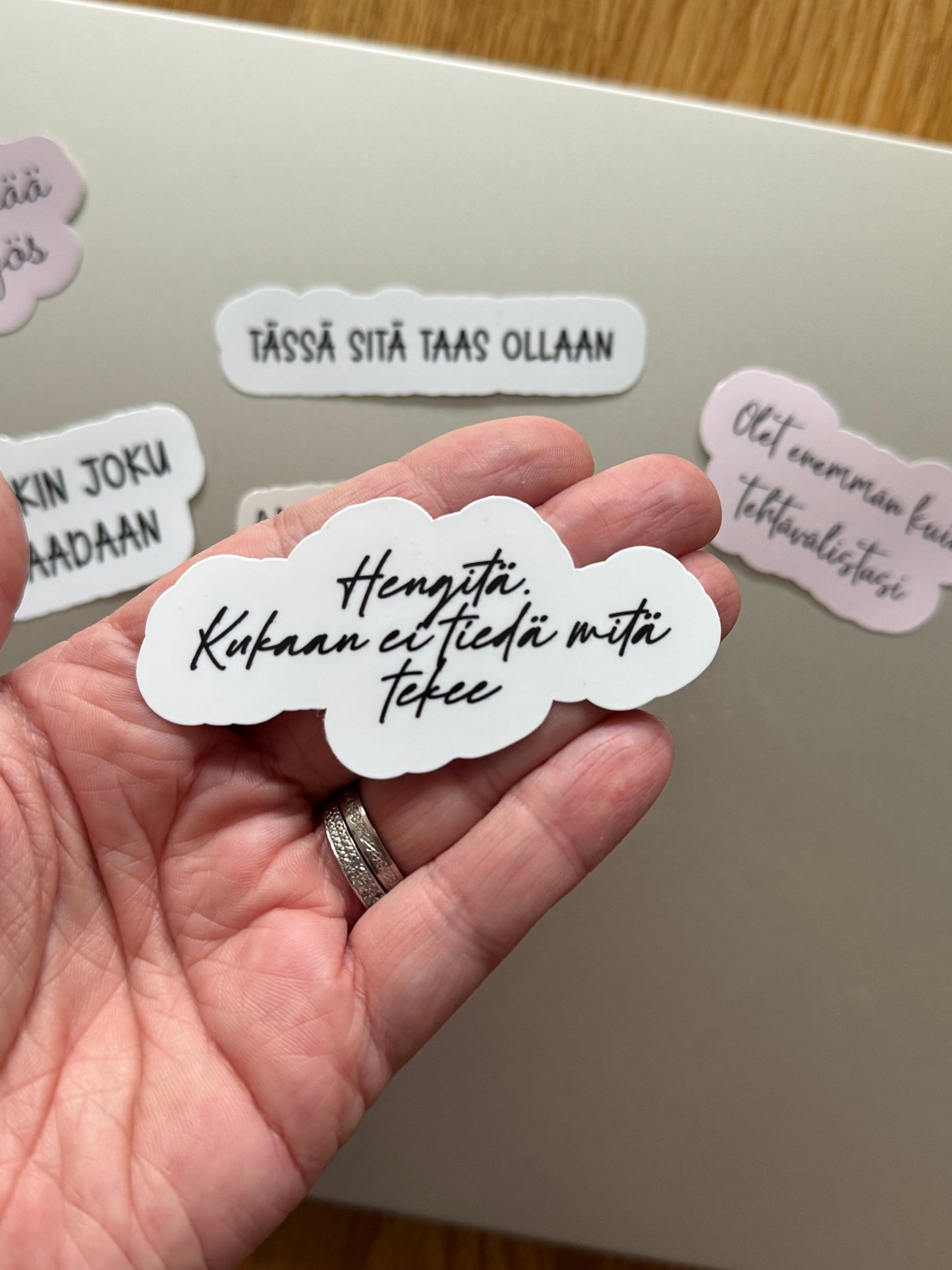Kaaoskonttori™ – Työelämän selviytymispaketti | 7 laminoitua vinyylitarraa