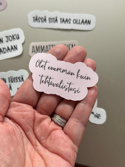 Kaaoskonttori™ – Työelämän selviytymispaketti | 7 laminoitua vinyylitarraa