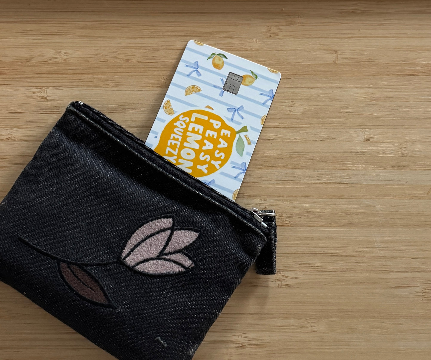 Korttiskini – Easy Peasy Lemon Squeezy | Pankkikortin vinyylitarra