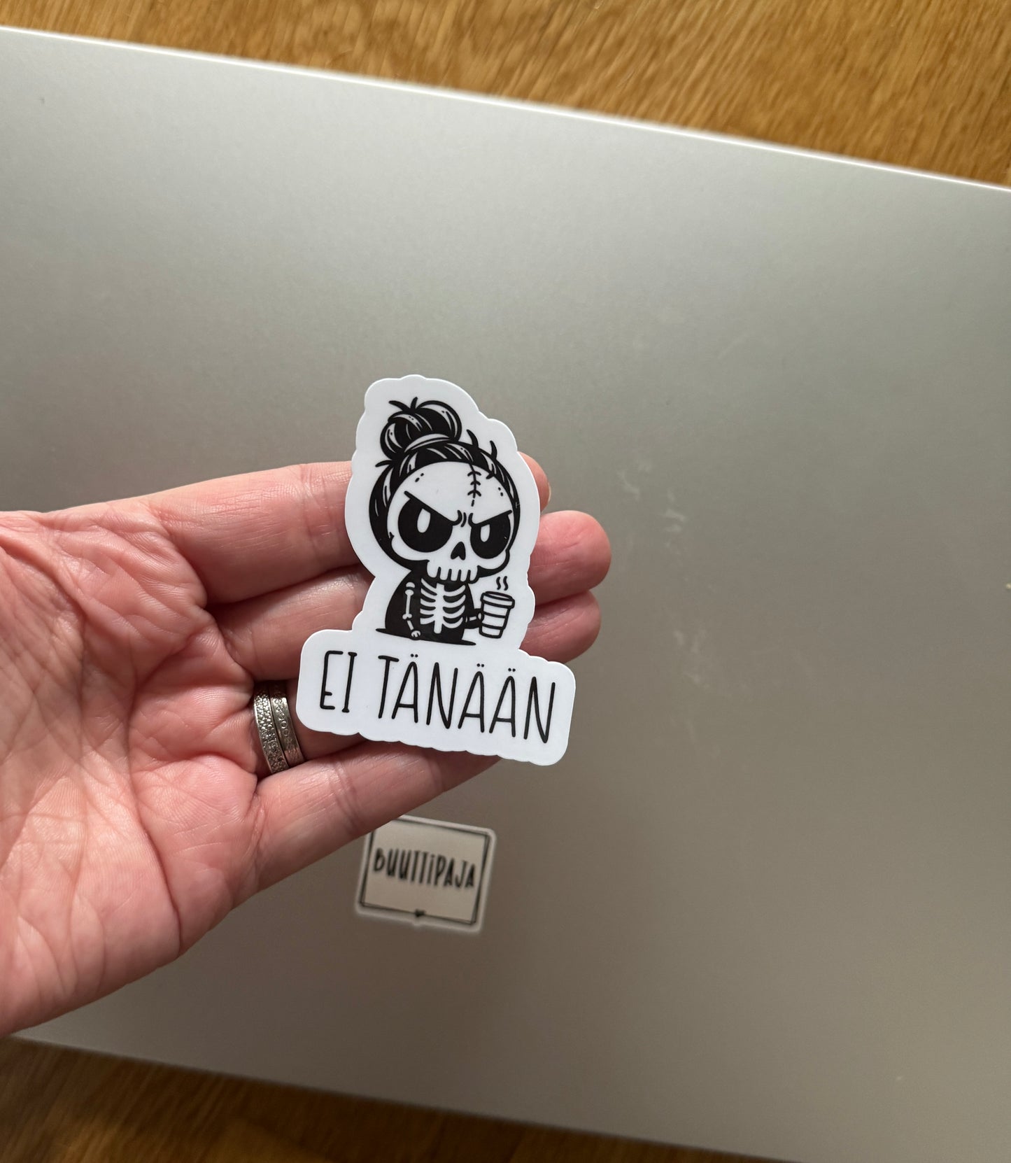 EI TÄNÄÄN – Laminoitu vinyylitarra | Söpö luurankotarra kahvikupilla