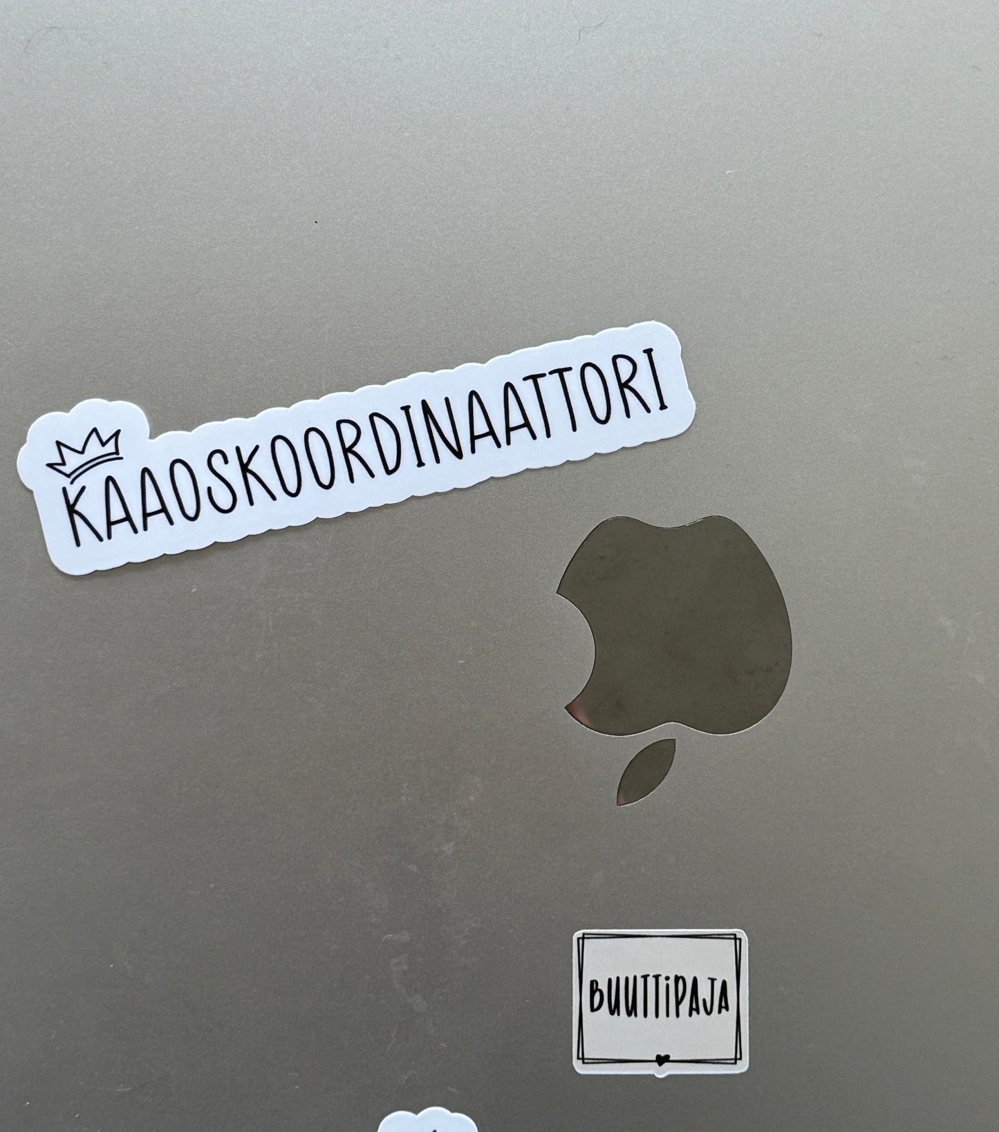 Kaaoskoordinaattori – Laminoitu vinyylitarra työkalenteriin, läppäriin tai vesipulloon