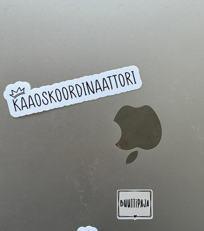 Kaaoskoordinaattori – Laminoitu vinyylitarra työkalenteriin, läppäriin tai vesipulloon