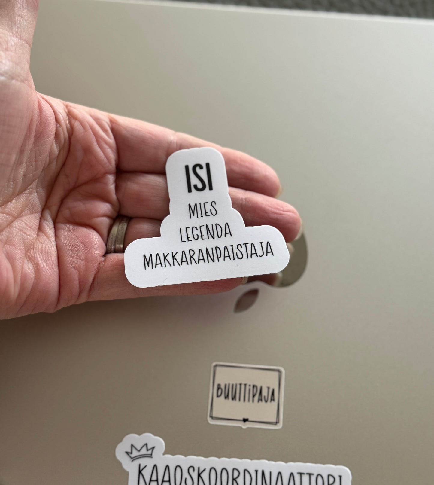 Isi – Mies. Legenda. Makkaranpaistaja. | Laminoitu vinyylitarra