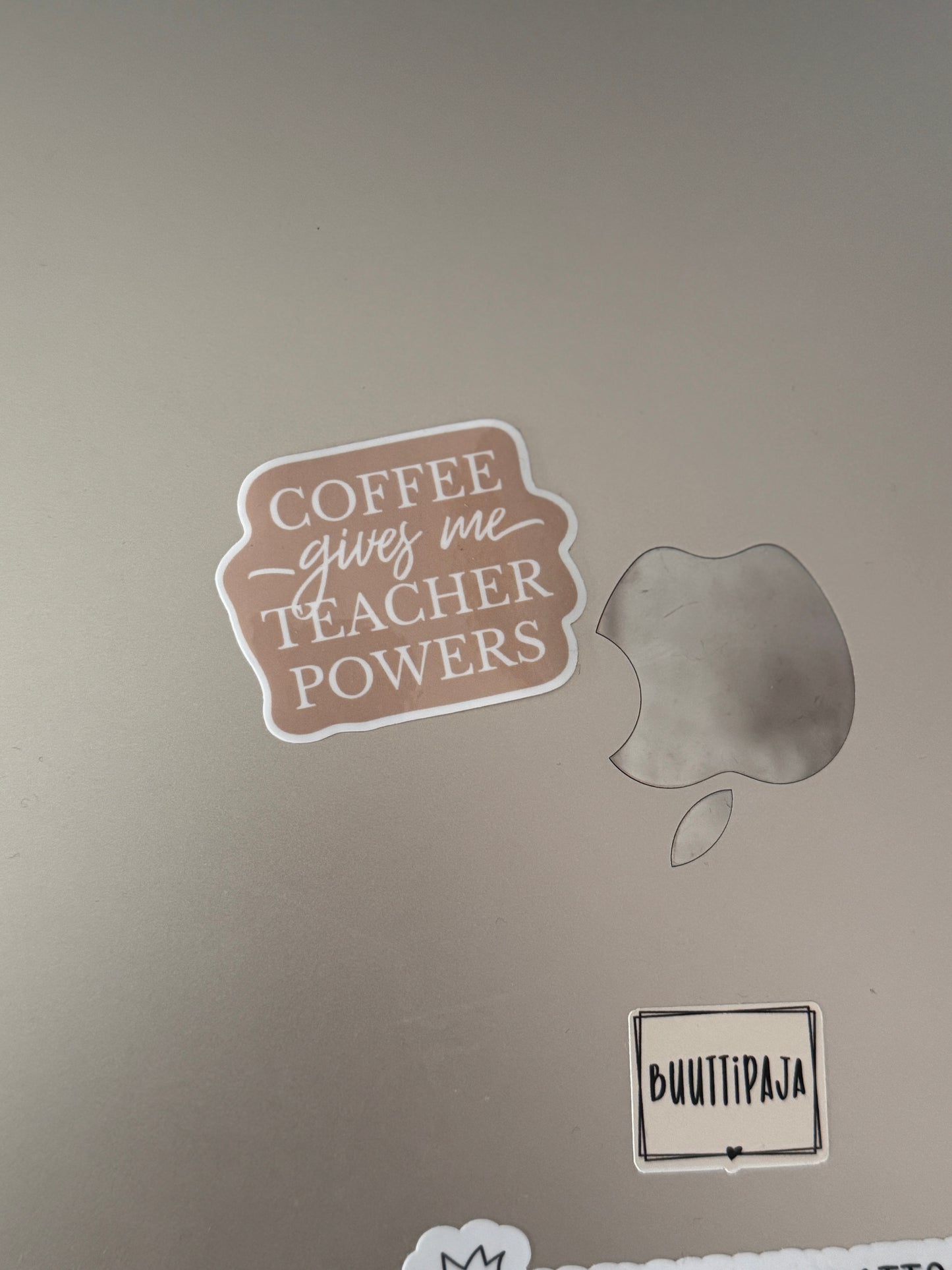 Coffee Gives Me Teacher Powers – Laminoitu vinyylitarra opettajalle