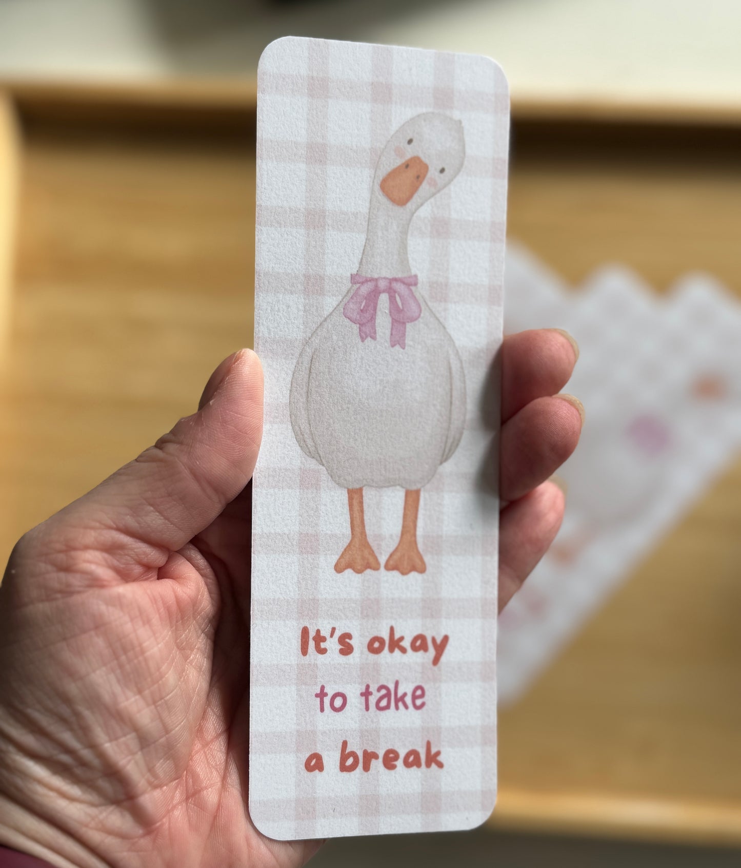 Laminoitu kirjanmerkki – It's Okay to Take a Break | Söpö hanhikirjanmerkki