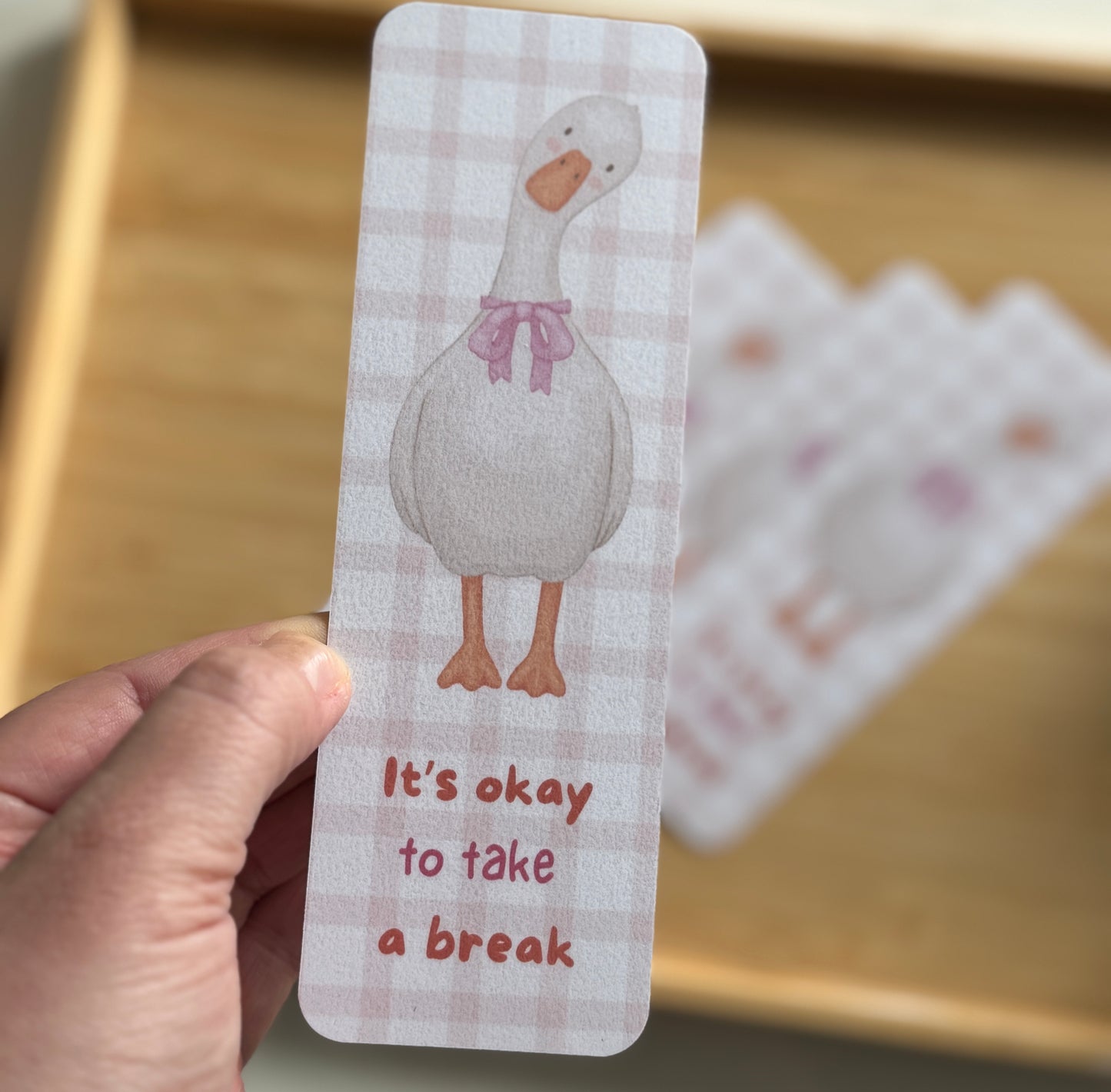Laminoitu kirjanmerkki – It's Okay to Take a Break | Söpö hanhikirjanmerkki