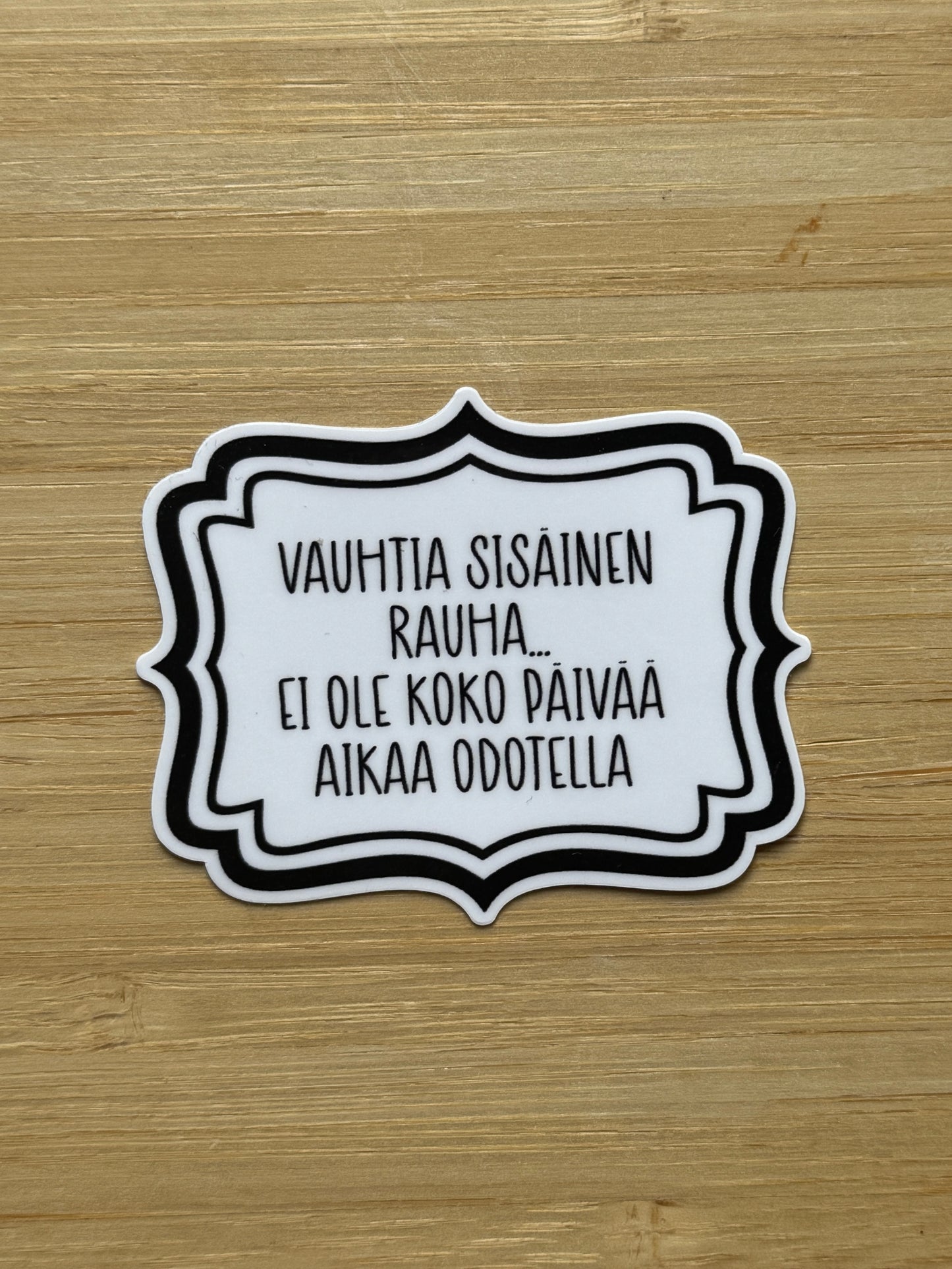 Vauhtia sisäinen rauha – Laminoitu humoristinen vinyylitarra | Vinyylitarra