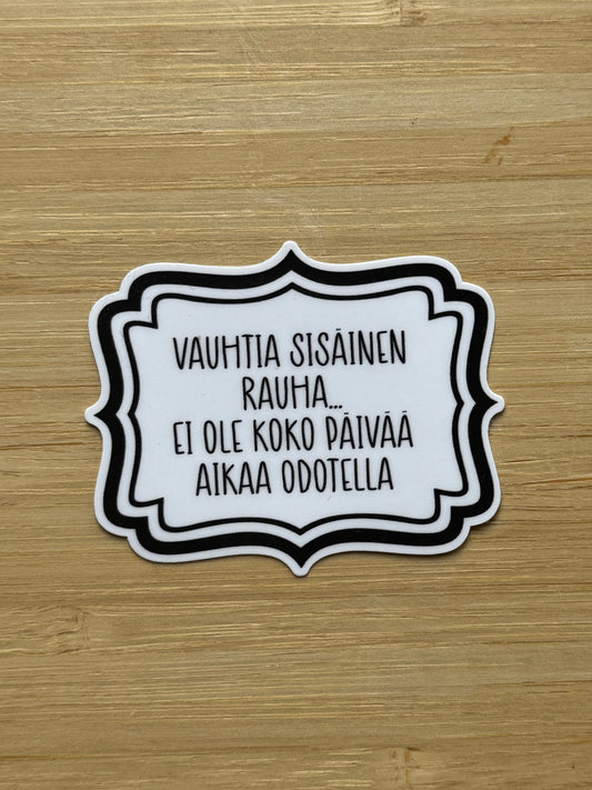 Vauhtia sisäinen rauha – Laminoitu humoristinen vinyylitarra | Vinyylitarra