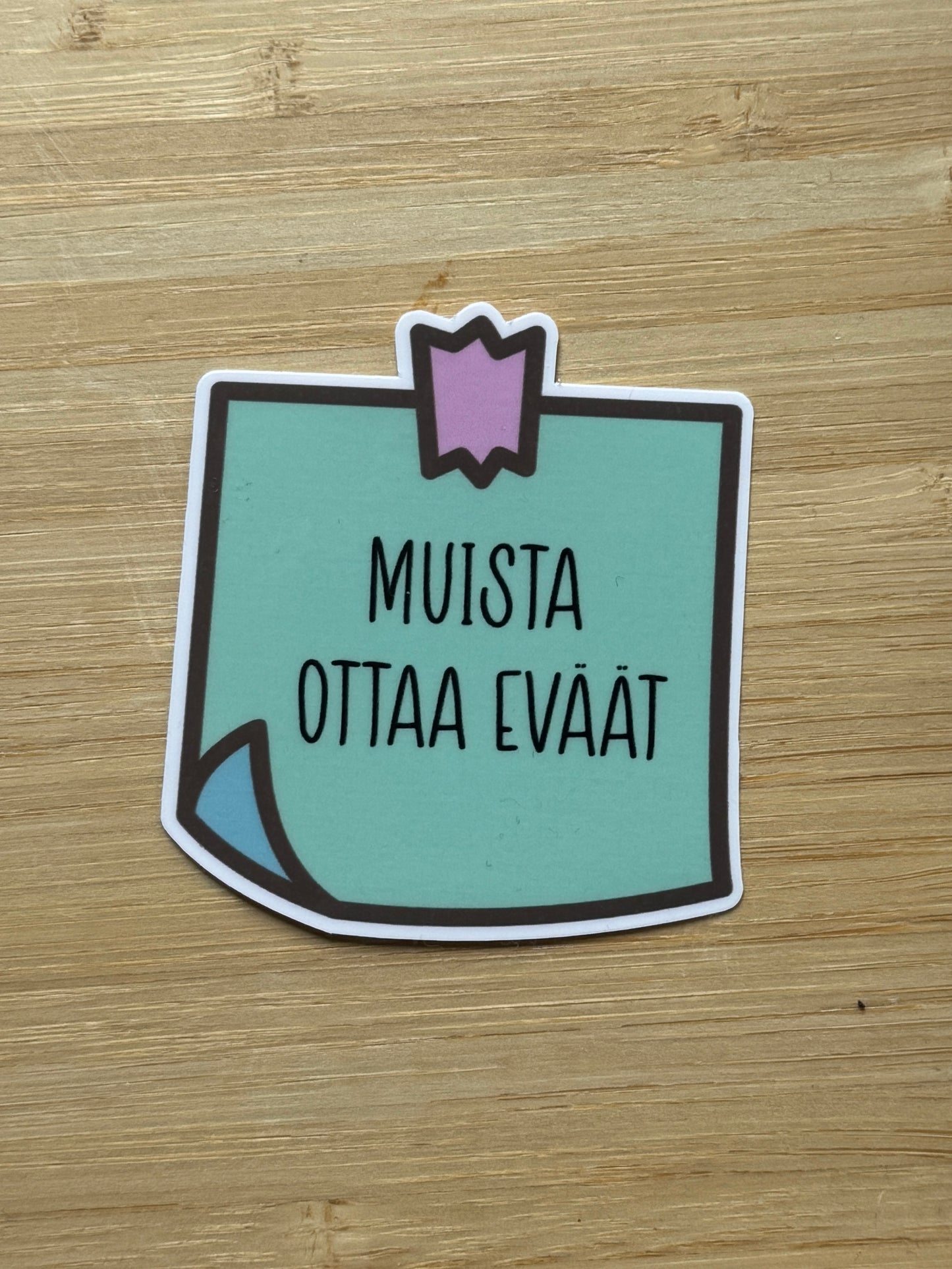 Muista ottaa eväät – Laminoitu vinyylitarra muistilappudesignilla