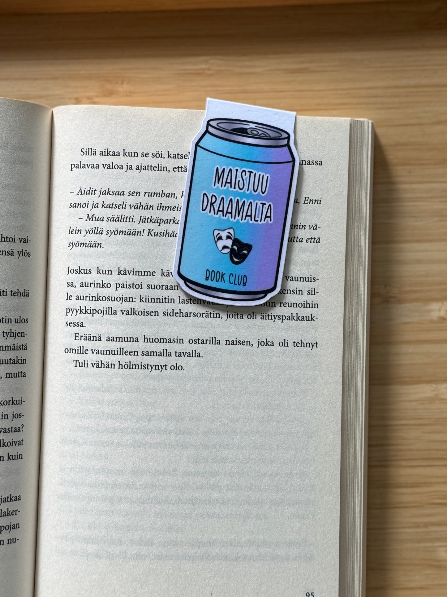 💙 Magneettinen kirjanmerkki – Maistuu draamalta
