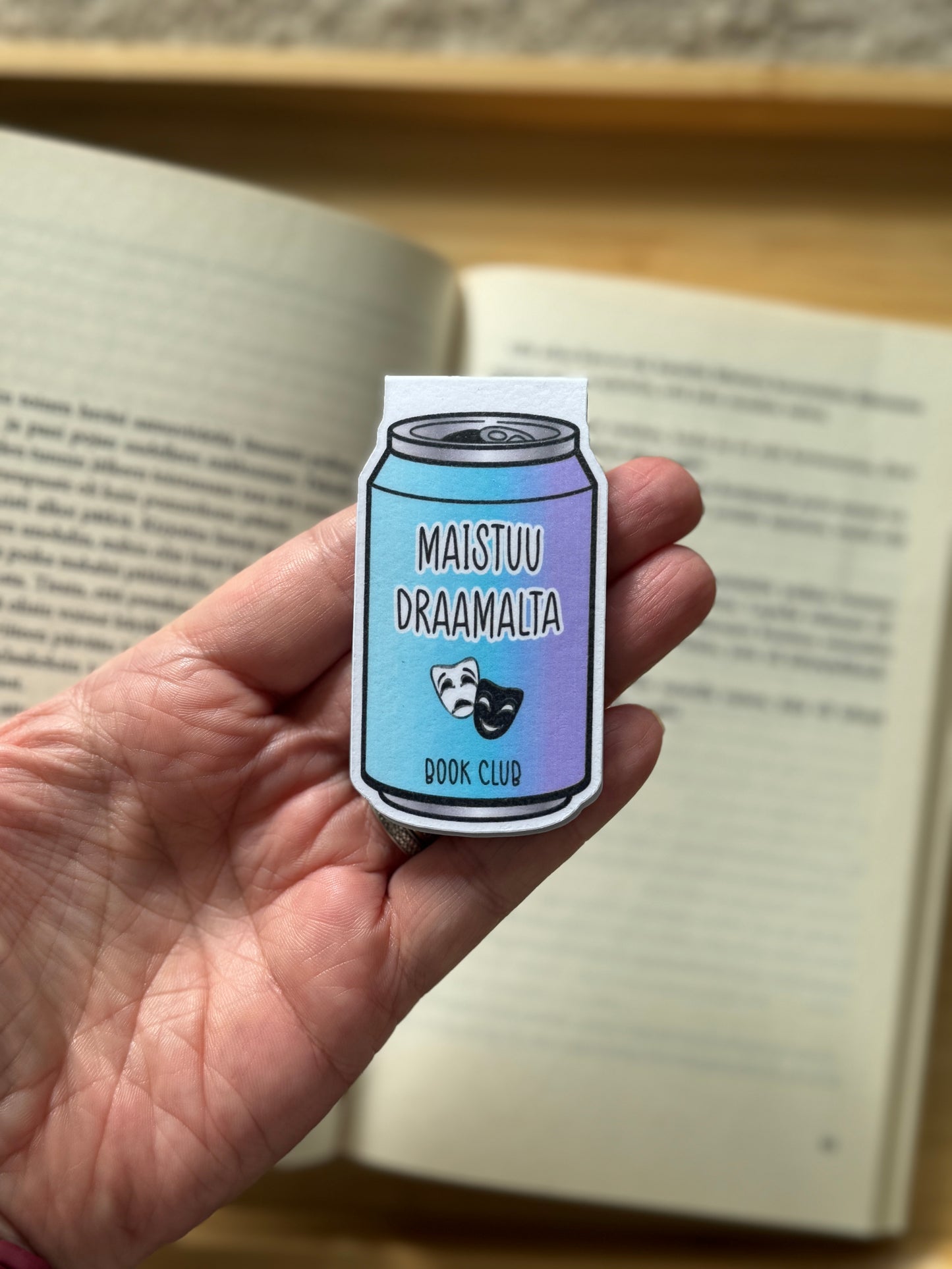 💙 Magneettinen kirjanmerkki – Maistuu draamalta