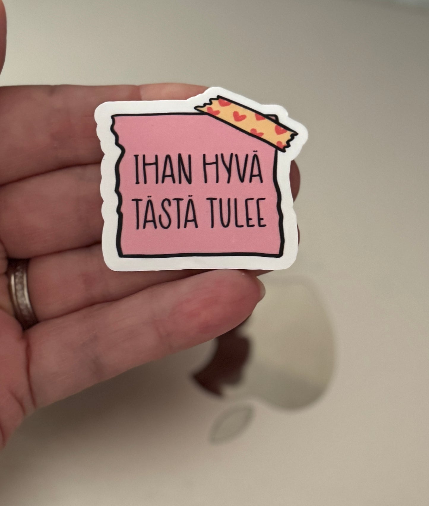 Ihan hyvä tästä tulee – Laminoitu vinyylitarra | Humoristinen muistilappu