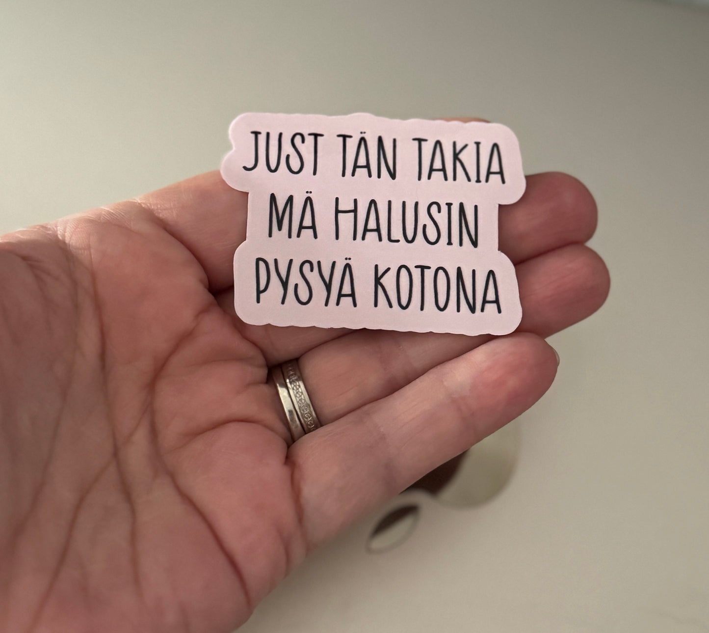 Just tän takia mä halusin pysyä kotona – Laminoitu vinyylitarra Kuvaus