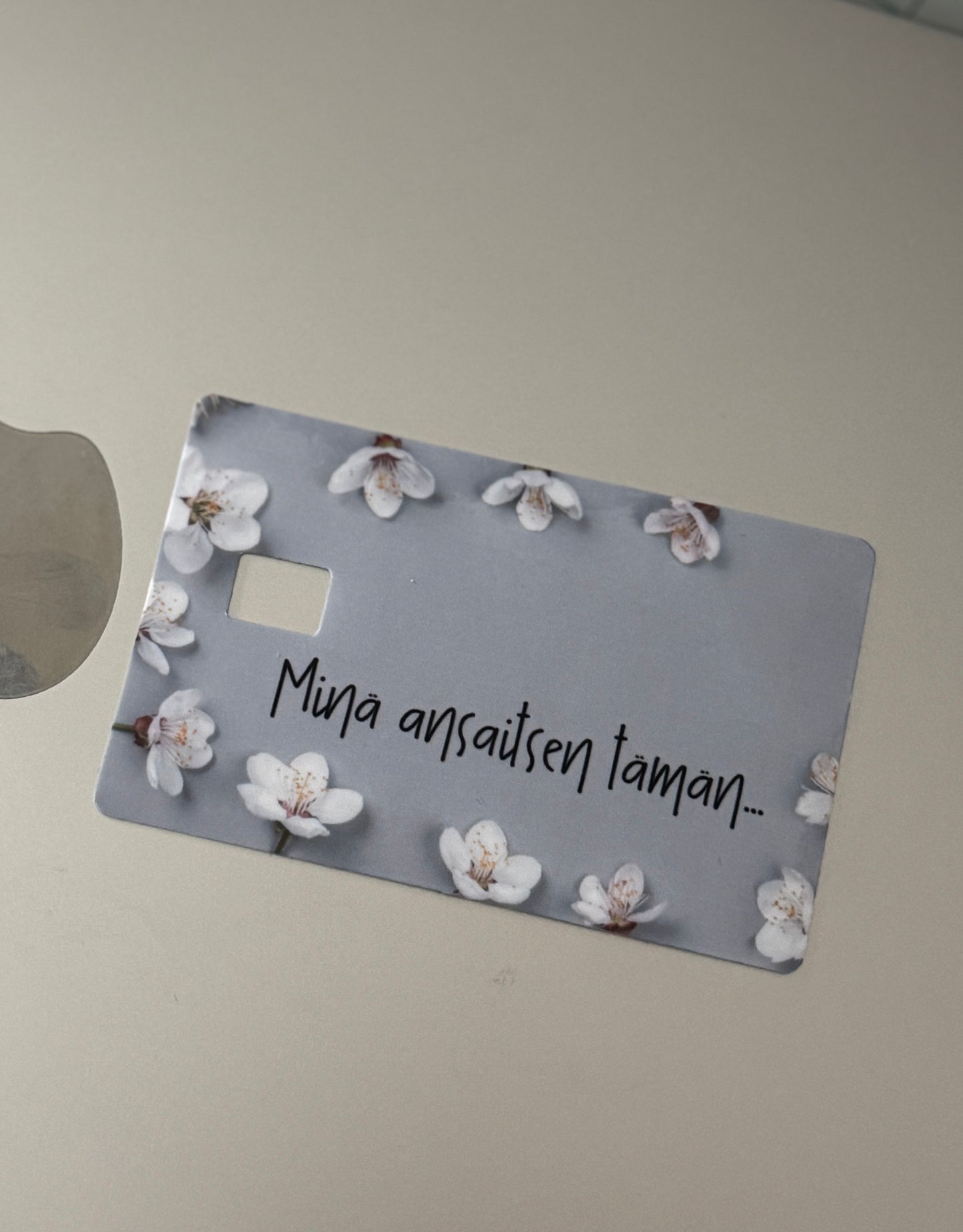 Minä ansaitsen tämän... - Pankkikorttitarra