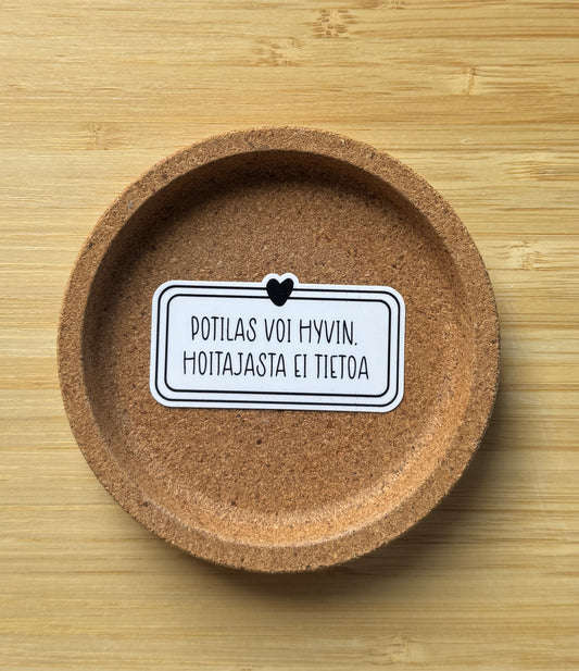 Hoitaja tarra – Potilas voi hyvin. Hoitajasta ei tietoa.