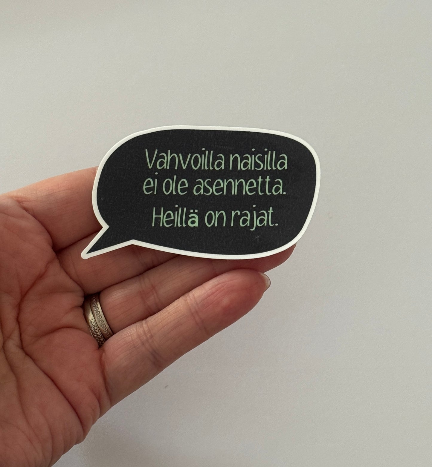 Vahvoilla naisilla ei ole asennetta. Heillä on rajat. – Voimalause tarra