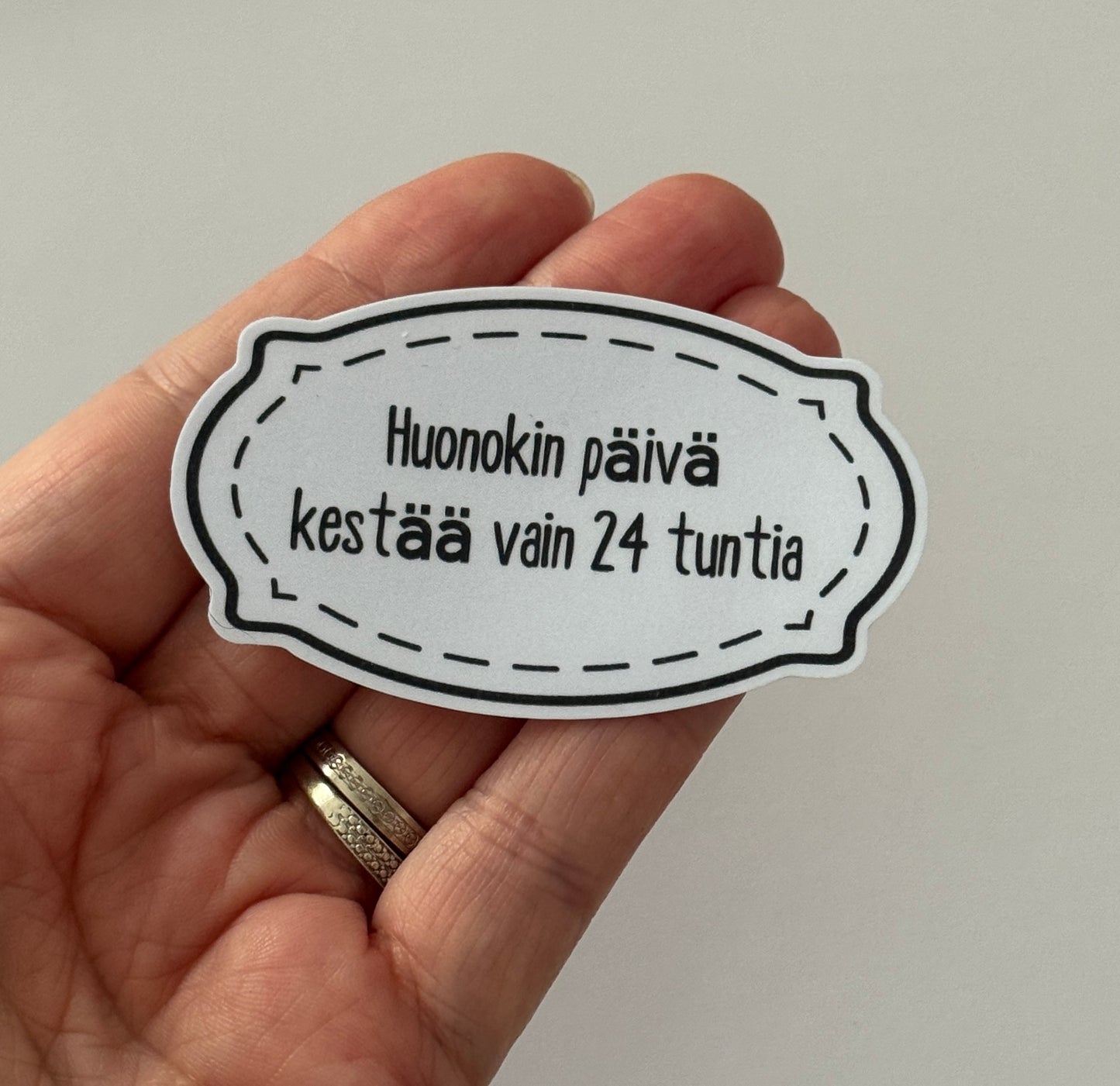Huonokin päivä kestää vain 24 tuntia – Voimalause tarra