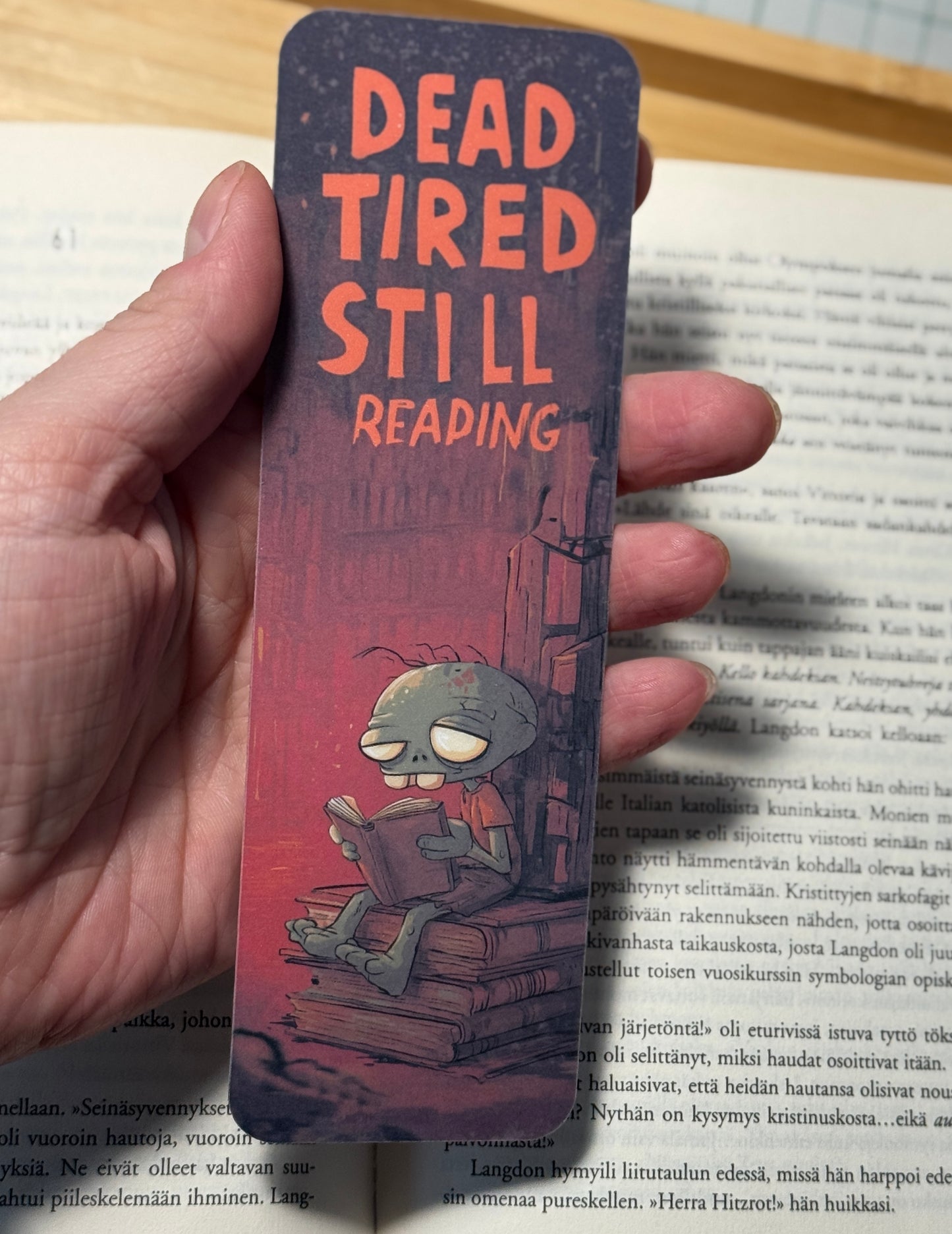 Dead Tired Still Reading - kirjanmerkki