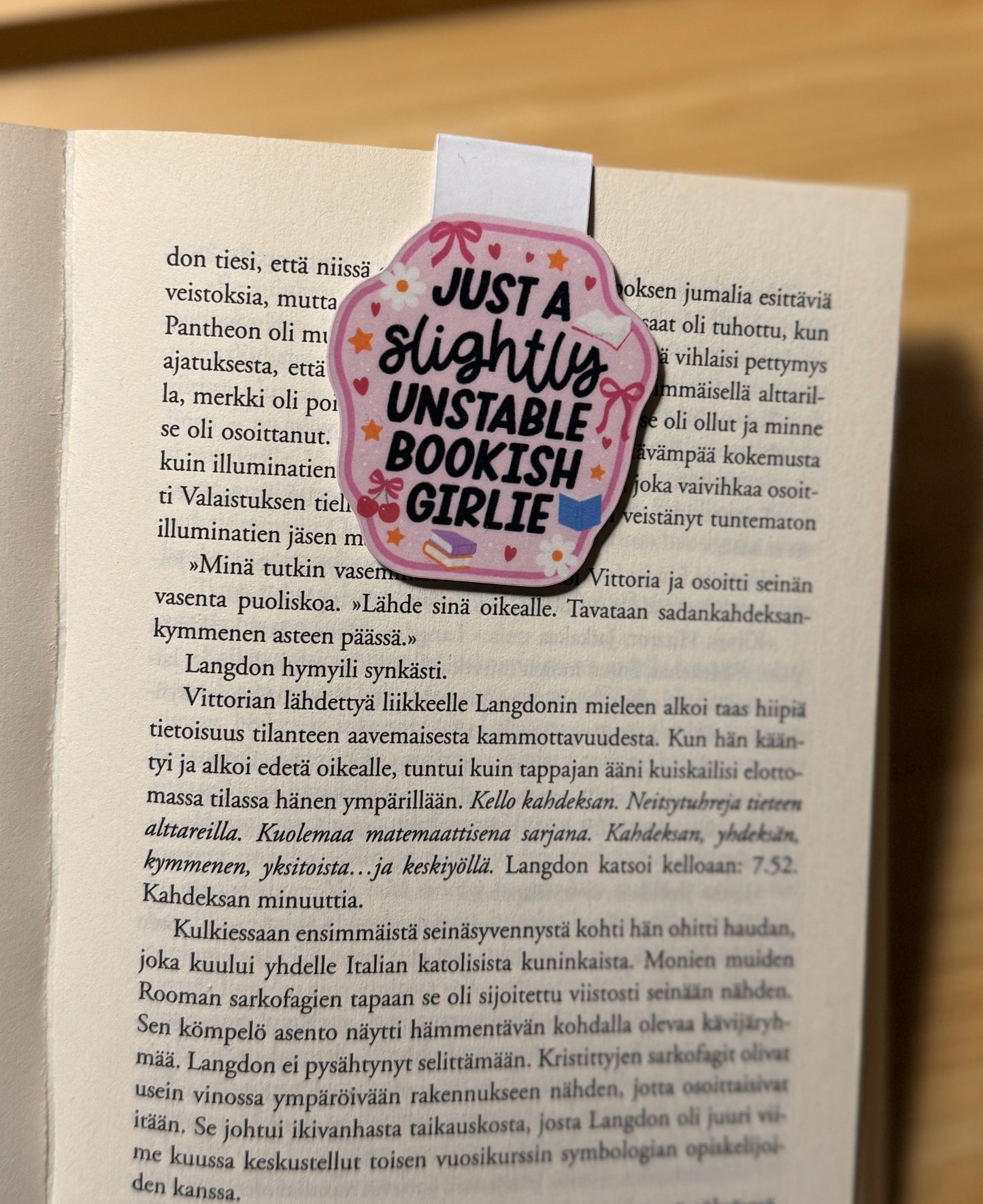 Slightly Unstable Bookish Girlie – magneettinen kirjanmerkki