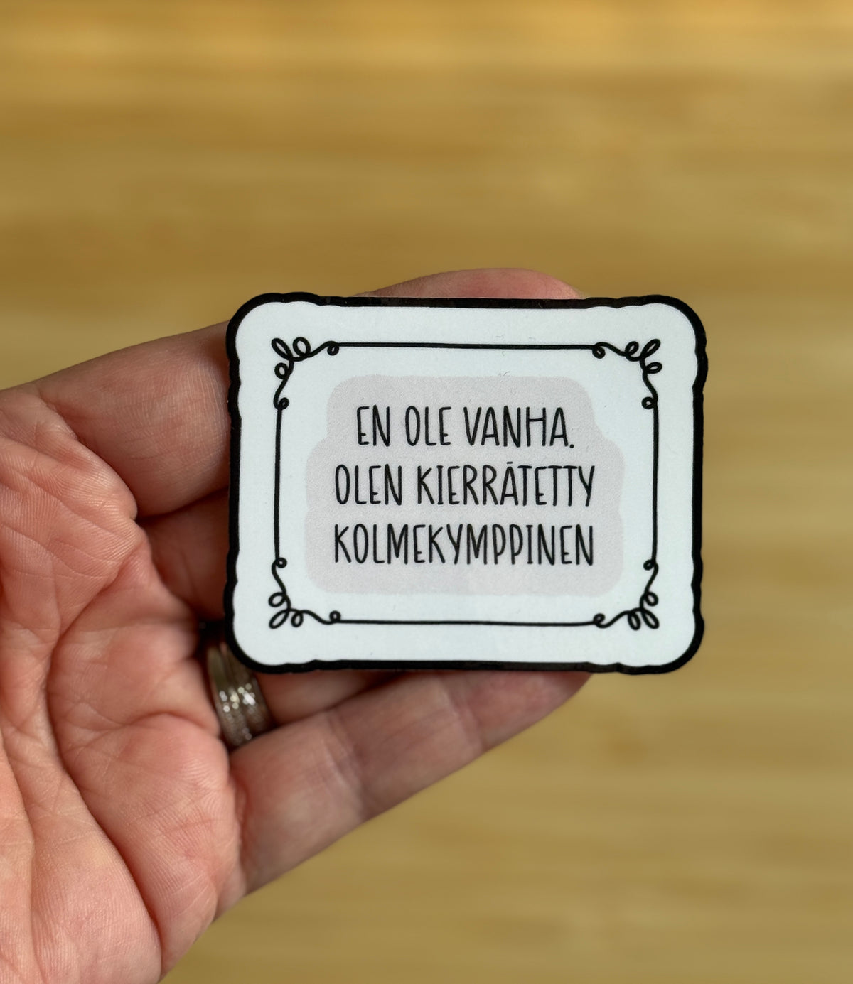 En ole vanha – olen kierrätetty kolmekymppinen | Hauska synttäritarra