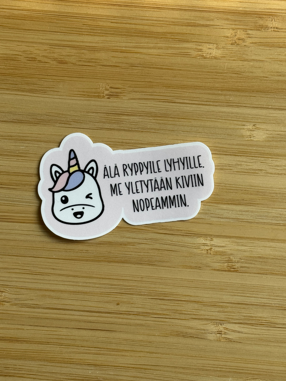 Älä ryppyile lyhyille | Hauska tarra lyhyelle ihmiselle