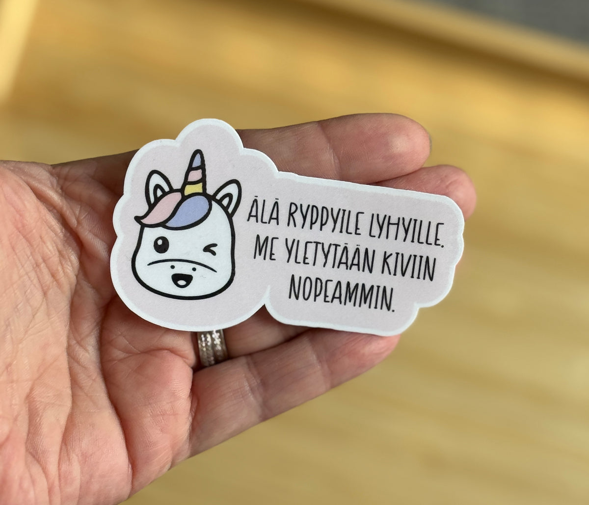 Älä ryppyile lyhyille | Hauska tarra lyhyelle ihmiselle