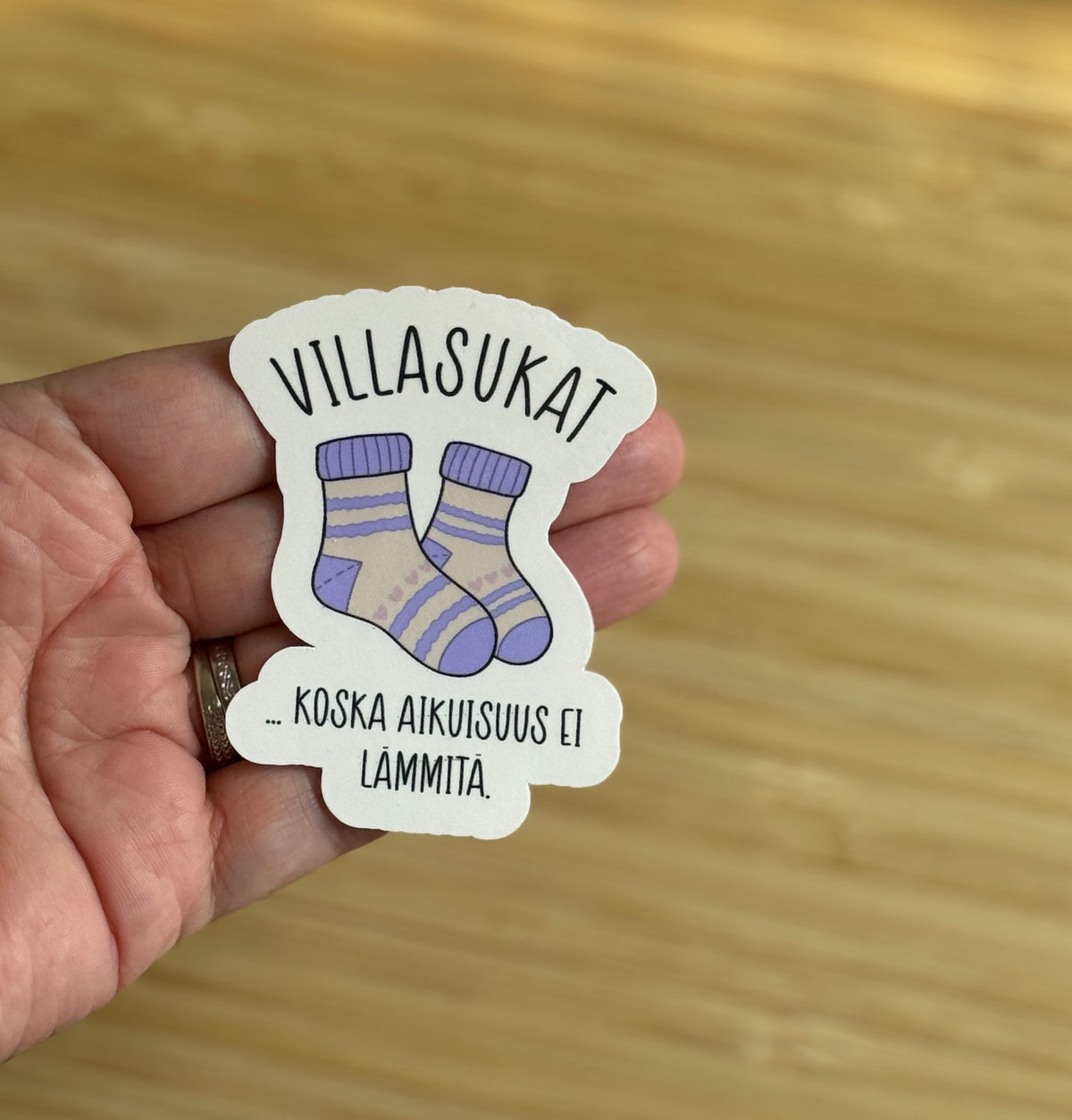 Villasukat – koska aikuisuus ei lämmitä | Hauska tarra