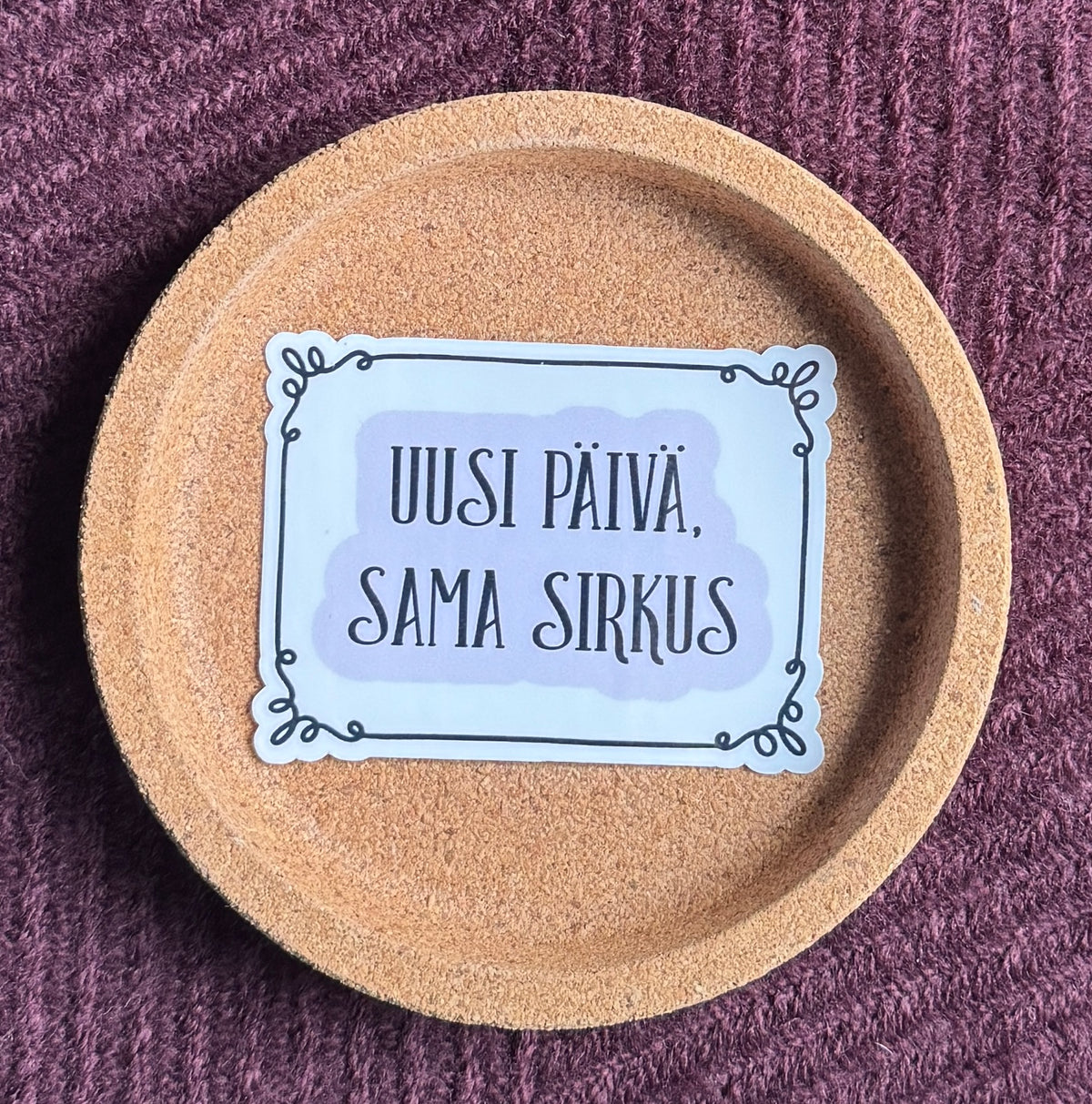 Uusi päivä, sama sirkus – Laminoitu vinyylitarra