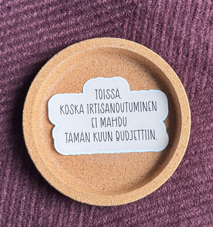 Töissä, koska irtisanoutuminen ei mahdu budjettiin – Laminoitu vinyylitarra