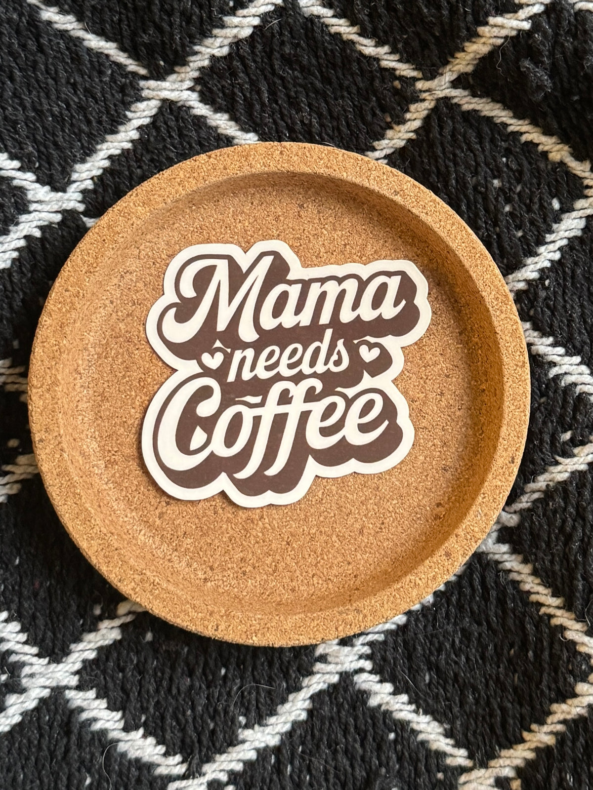 Mama Needs Coffee – Laminoitu vinyylitarra ☕🤎
