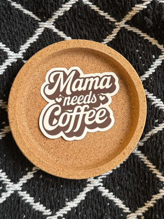 Mama Needs Coffee – Laminoitu vinyylitarra ☕🤎