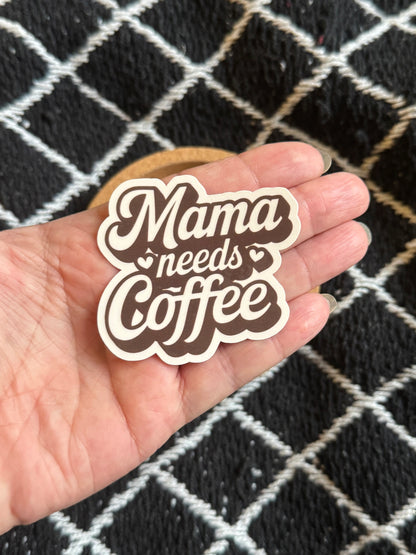 Mama Needs Coffee – Laminoitu vinyylitarra ☕🤎