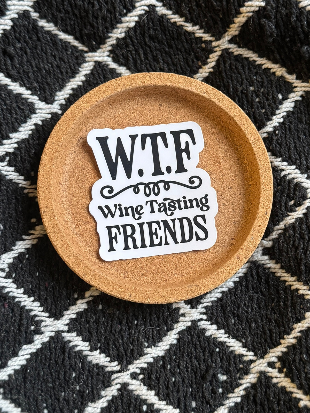 WTF – Wine Tasting Friends – Laminoitu vinyylitarra 🍷