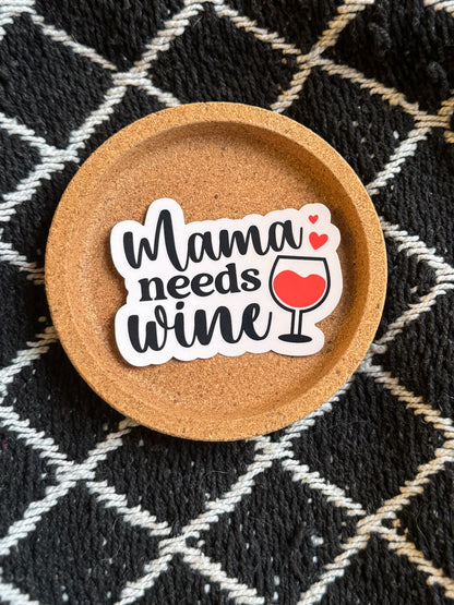 Mama Needs Wine – Laminoitu vinyylitarra 🍷❤️